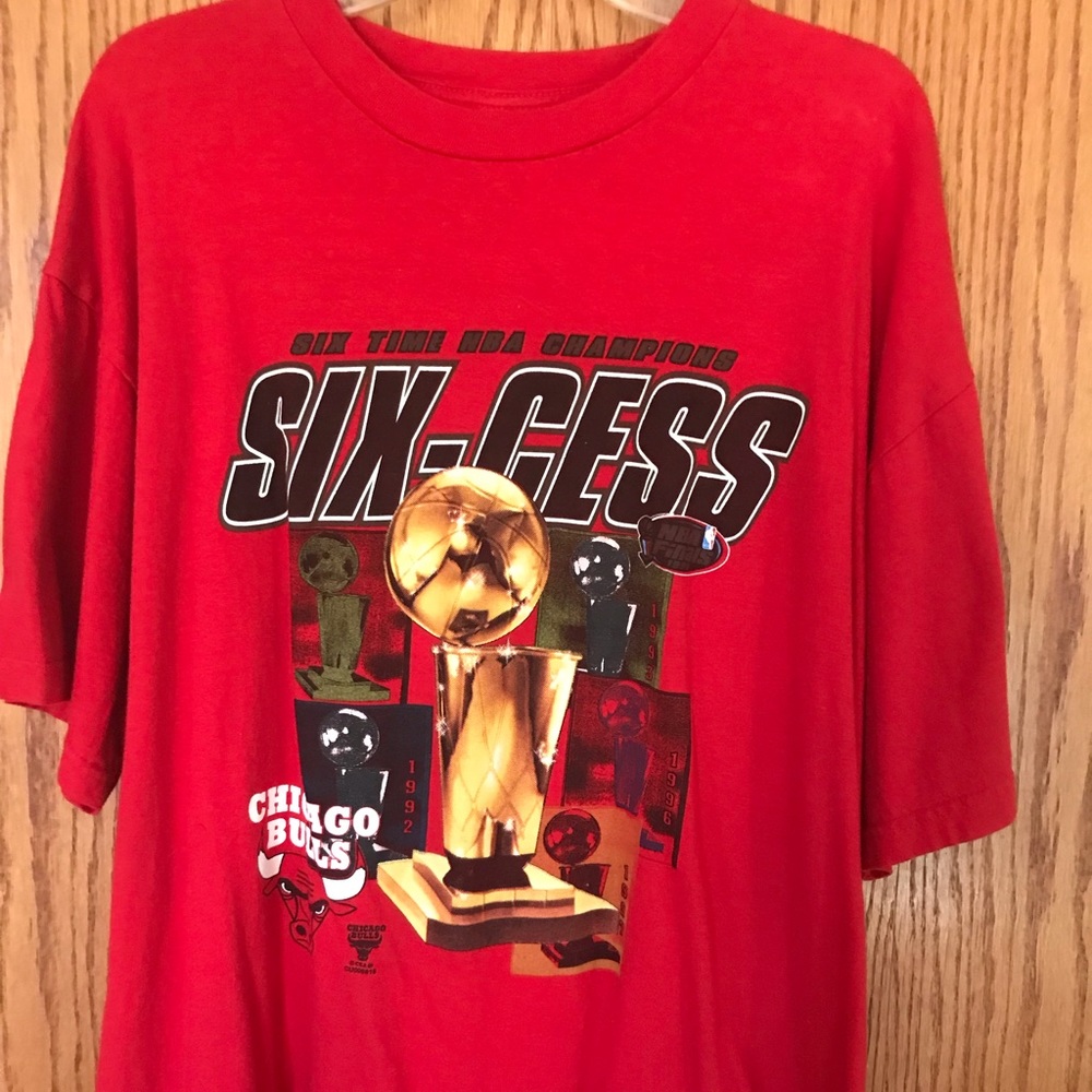Vintage Chicago Bulls six-cess NBA champions souvenir tee
